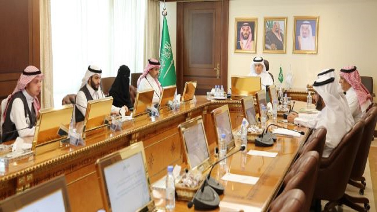 وزير “البيئة” يطَّلع على تقرير جمعية “خيرات” خلال النصف الأول من 2022م