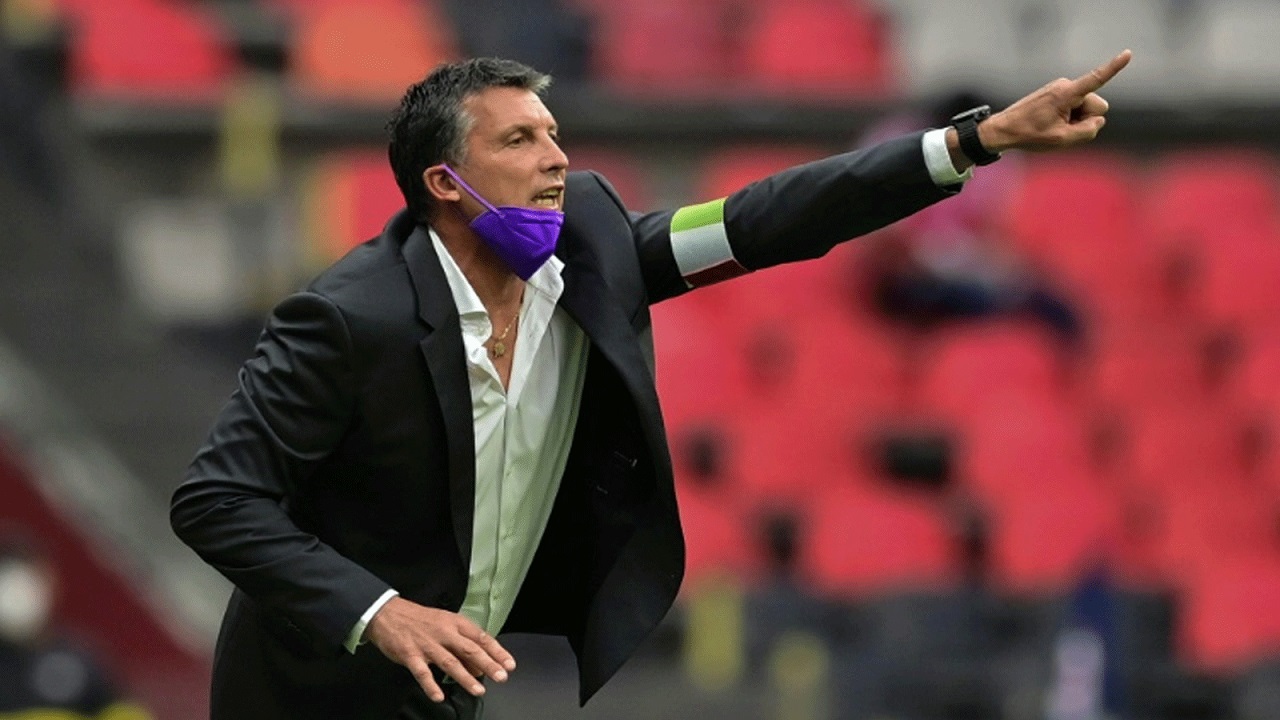 الأهلي يجدد تعاقده المدرب الأورغوياني سيبولدي