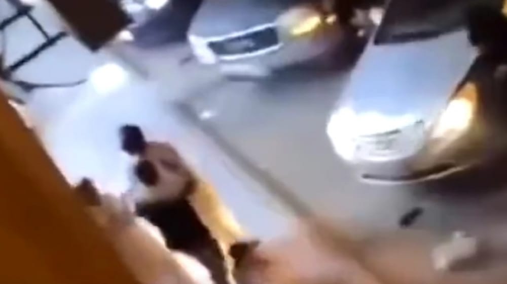 بالفيديو.. اعتداء شخصين على أب برفقة عائلته بإحدى مناطق المملكة