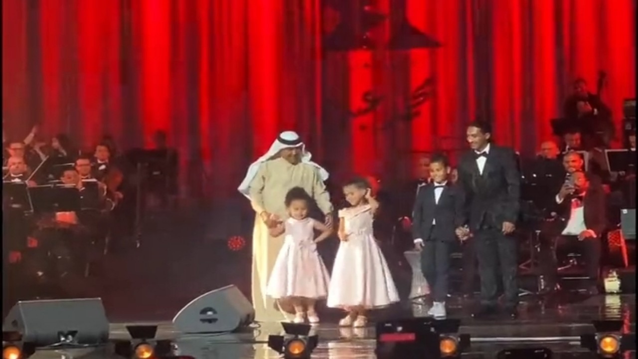 بالفيديو.. محمد عبده يقدم أبنائه على مسرح دار الأوبرا الفرنسية