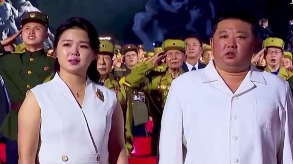 بالفيديو.. بكاء زوجة زعيم كوريا الشمالية في ذكرى الحرب الكورية