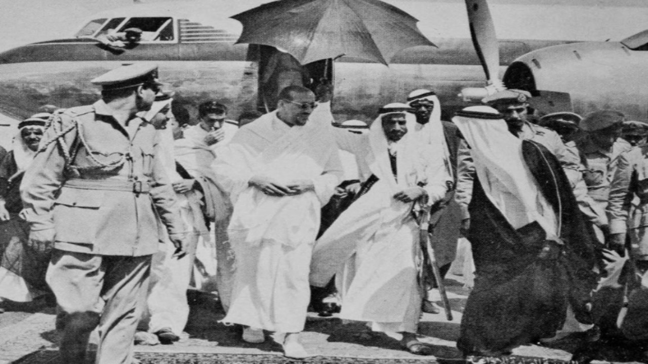 صورة نادرة للملك سعود بملابس الإحرام قبل 60 عامًا