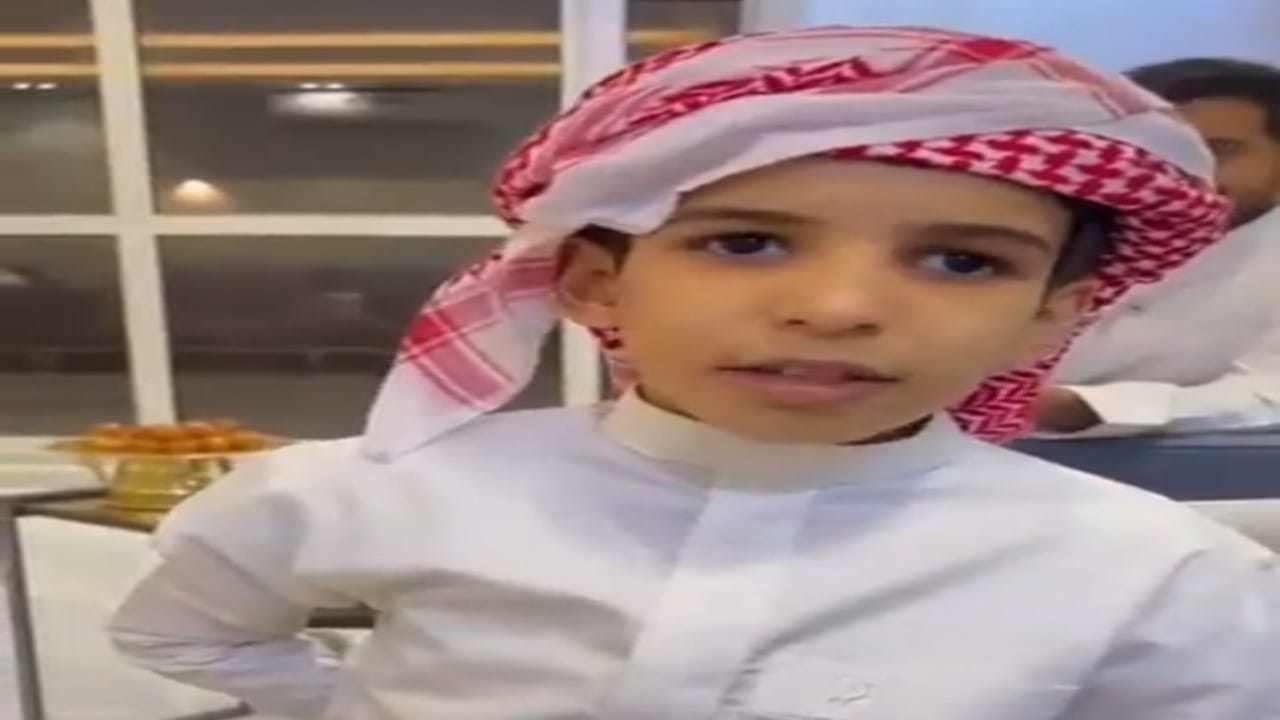 شاهد.. فيديو مؤثر لطفل كفيف يتمنى رؤية كتابة القرآن في المصحف الشريف