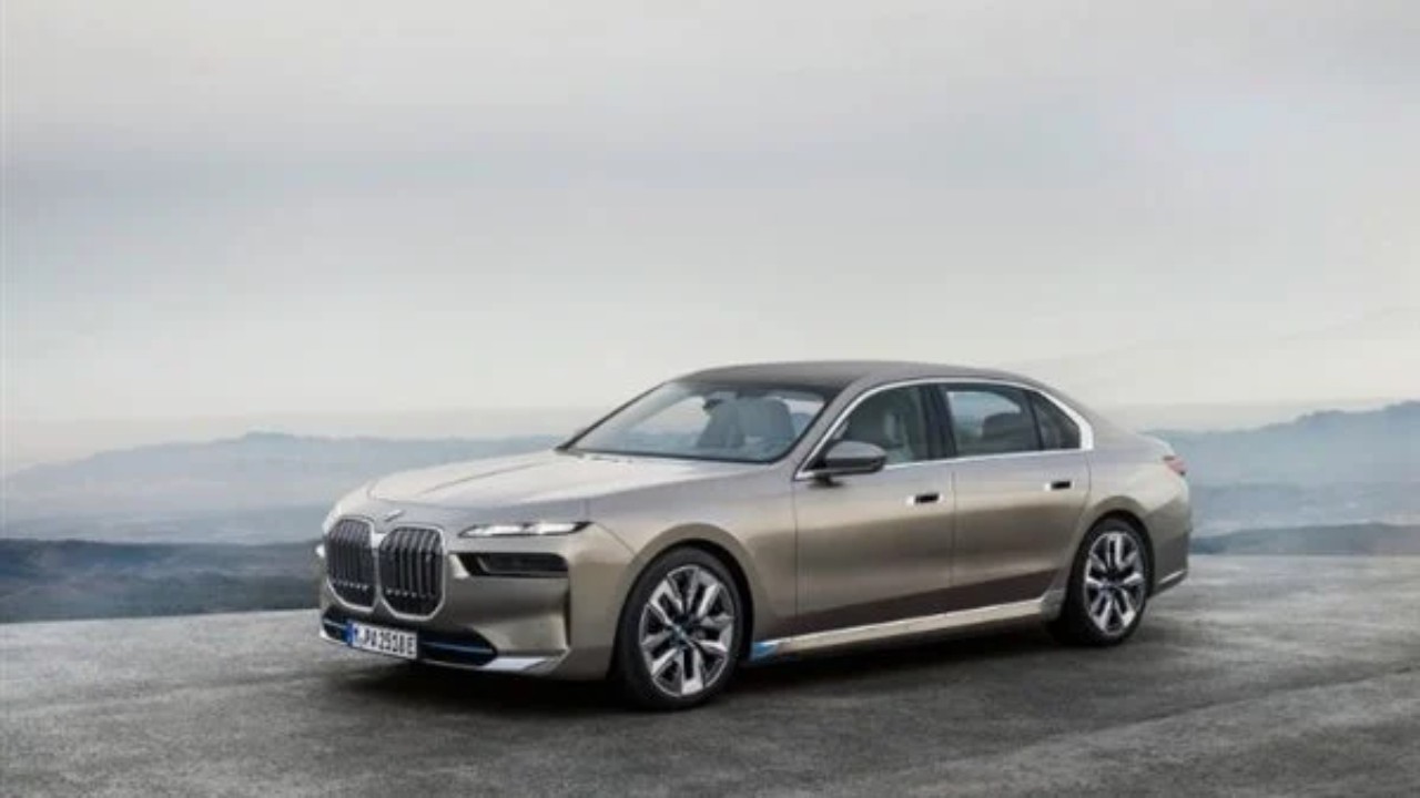 صور.. BMW تكشف عن نسخة مدرعة من I7 الكهربائية