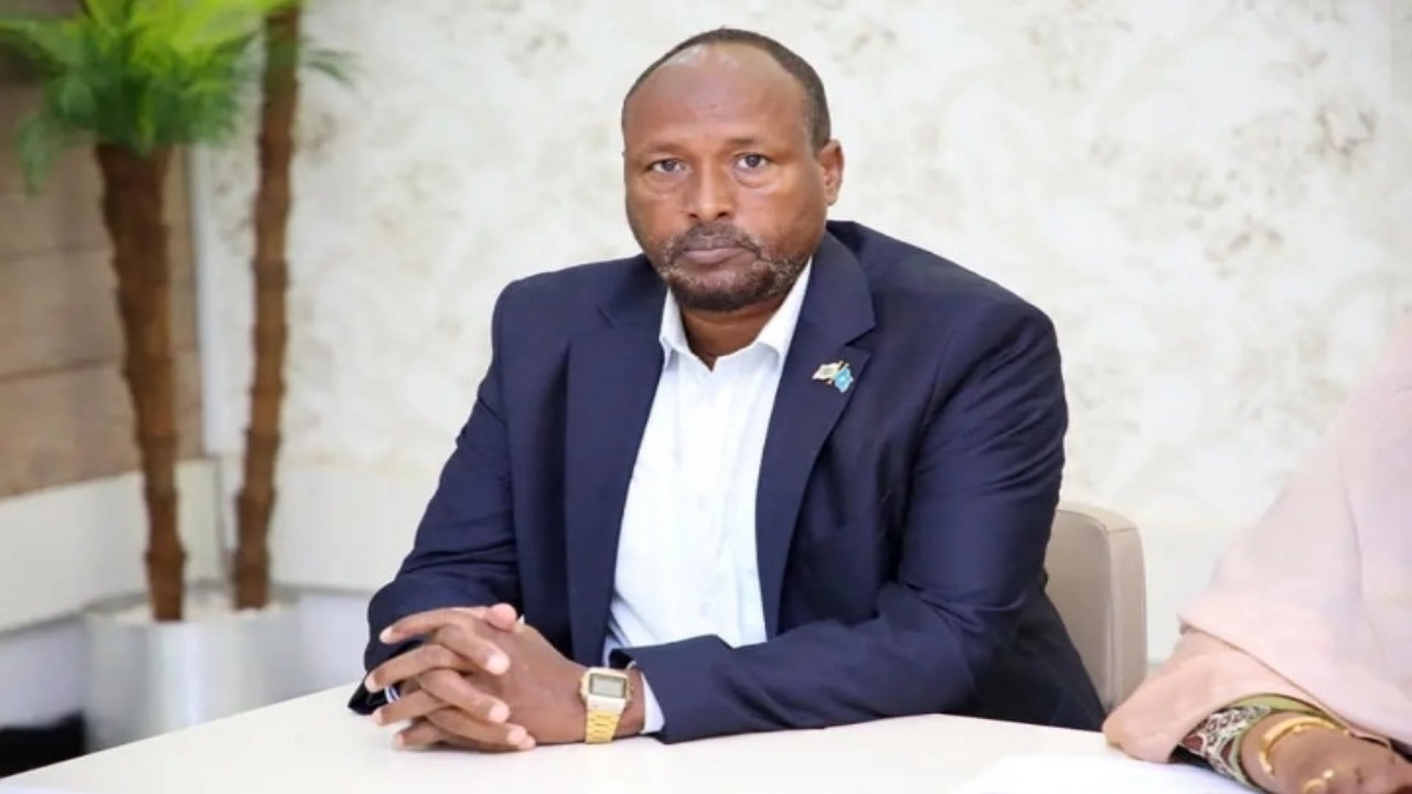 مصرع وزير العدالة الصومالي ونجله في انفجار لغم أرضي