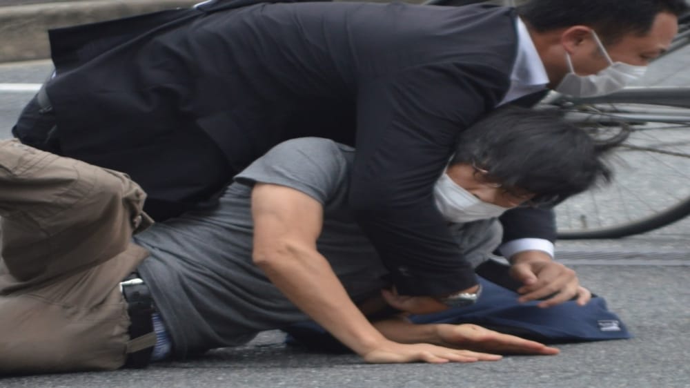 صور متداولة لـ قاتل رئيس وزراء اليابان السابق
