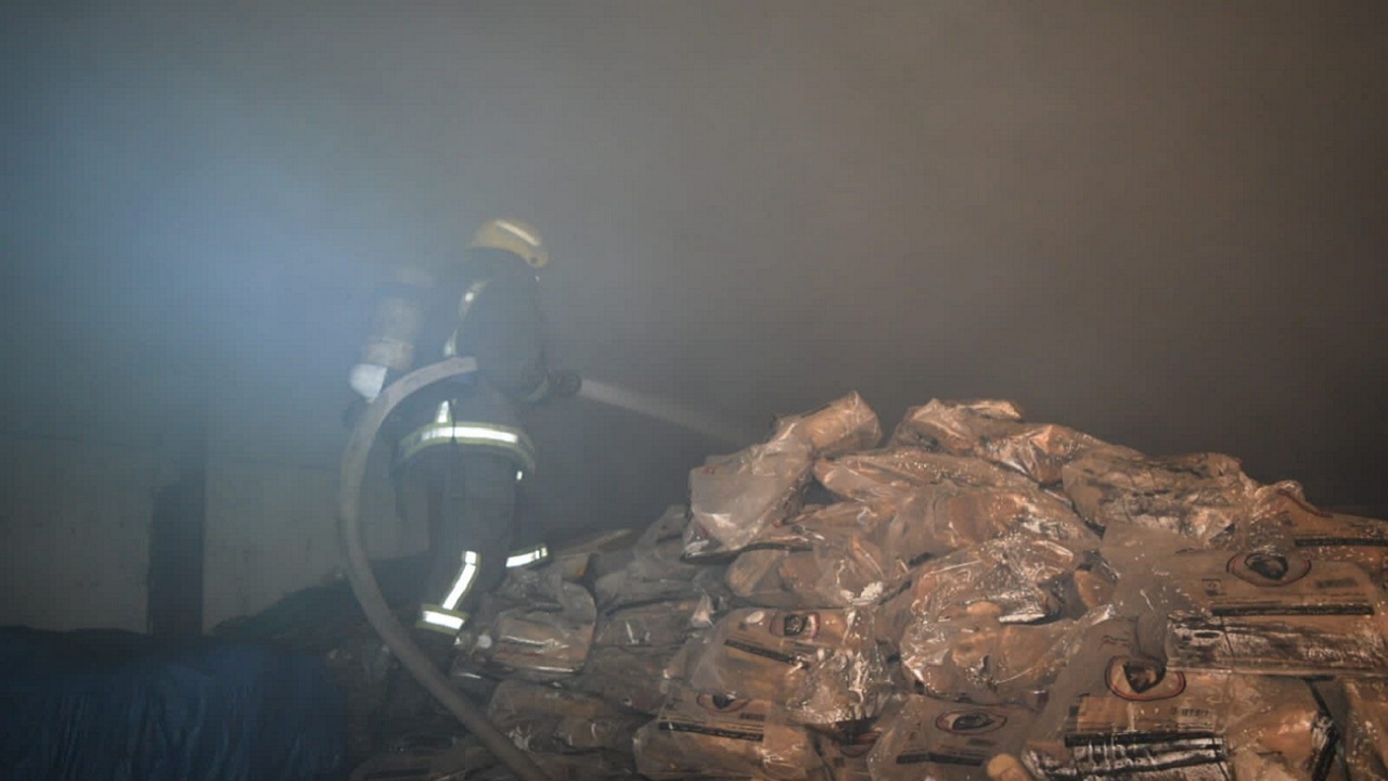 صور.. نشوب حريق في مستودع فحم بحي العزيزية