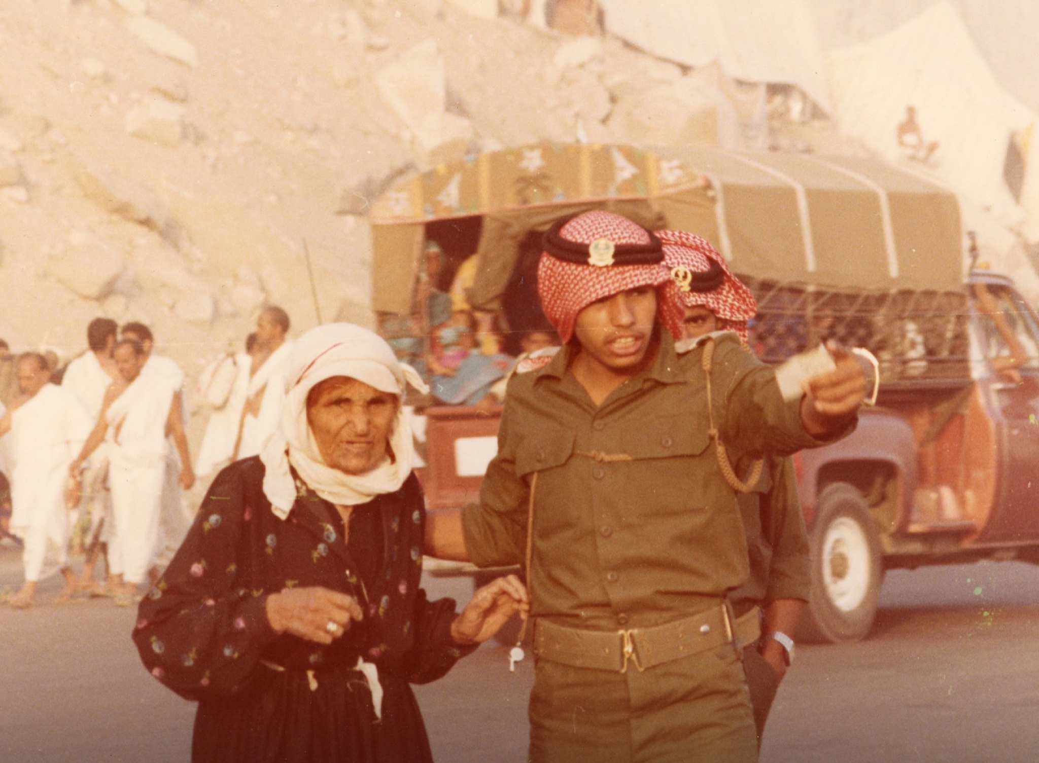 أحد منسوبي الحرس الوطني يرشد حاجة لوجهتها في الحج قديما