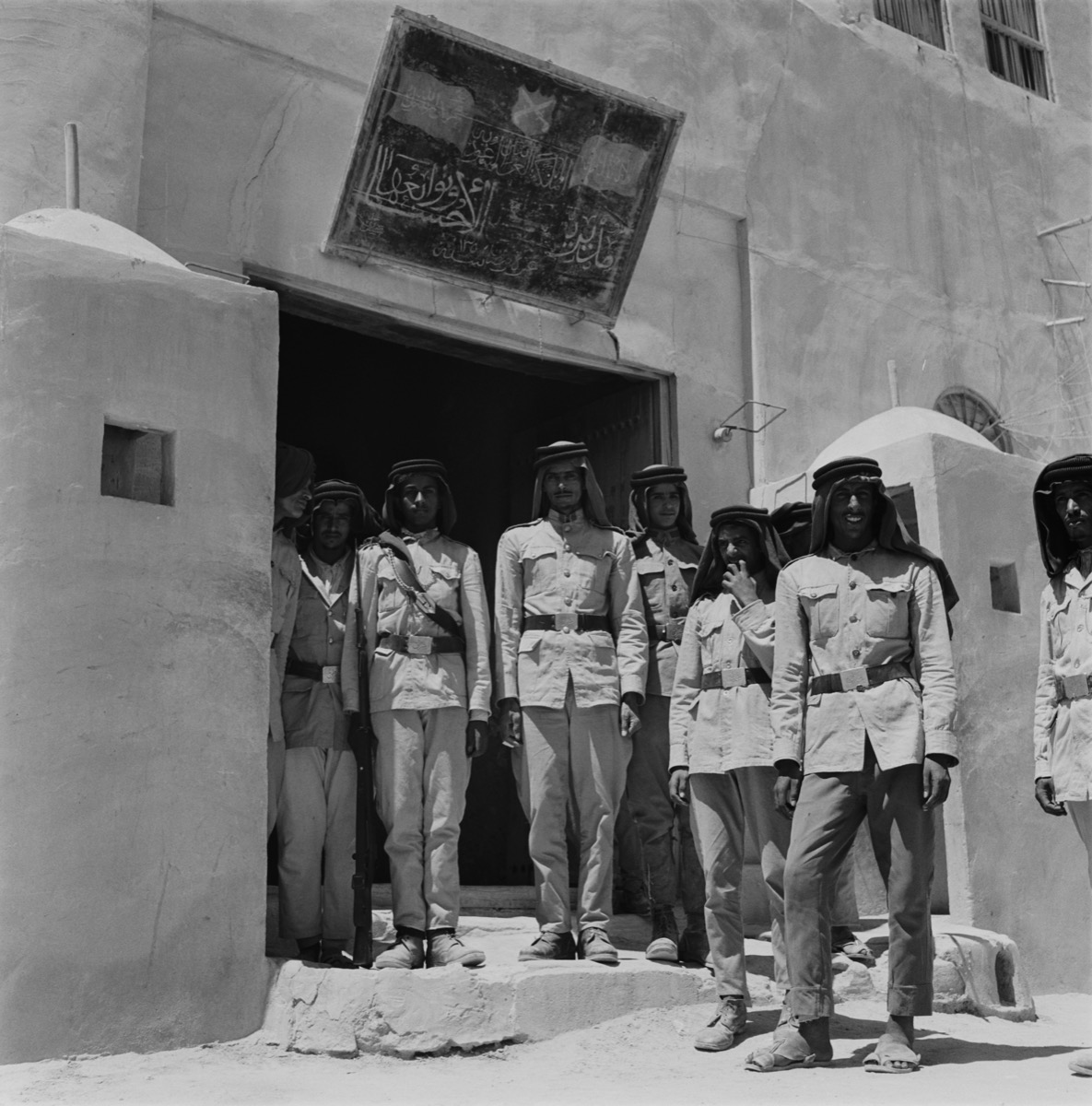 صورة جماعية لعدد من رجال الشرطة بالهفوف