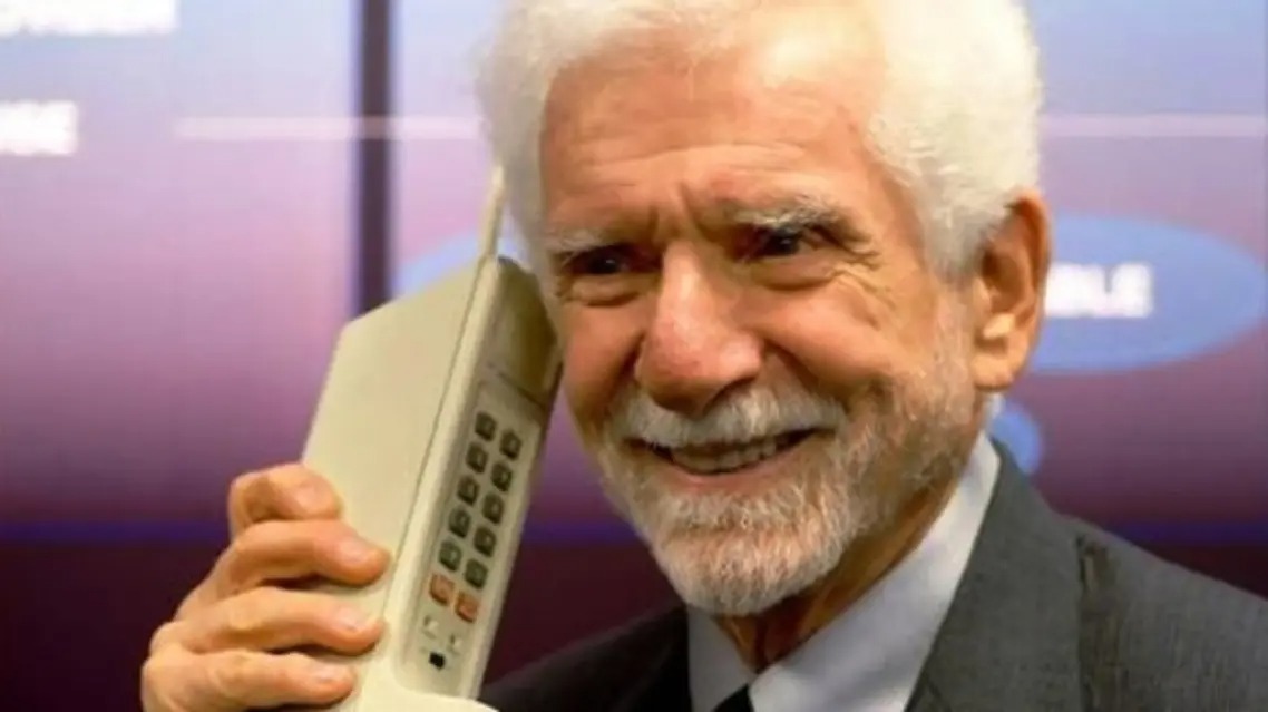 مخترع أول هاتف محمول: لا تهدرون الوقت على الهواتف