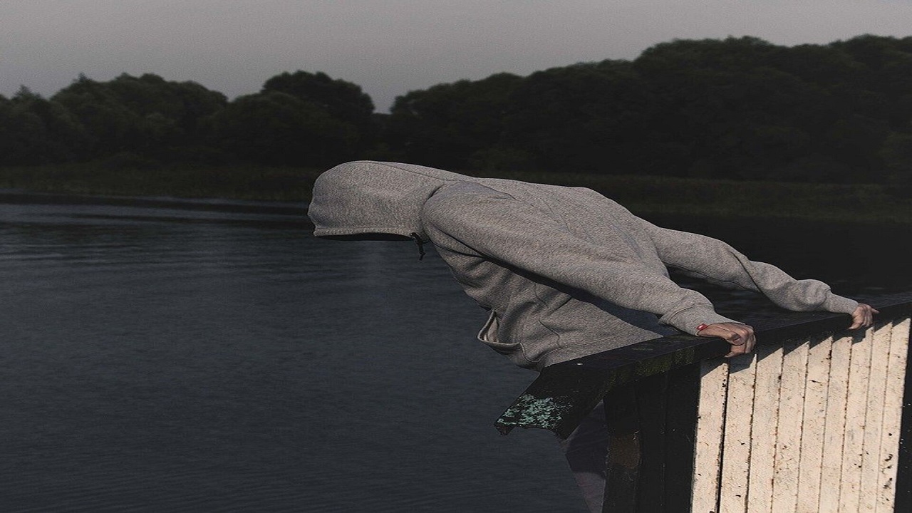 تلفيات بالسيارة تقود موظفًا لإنهاء حياته!