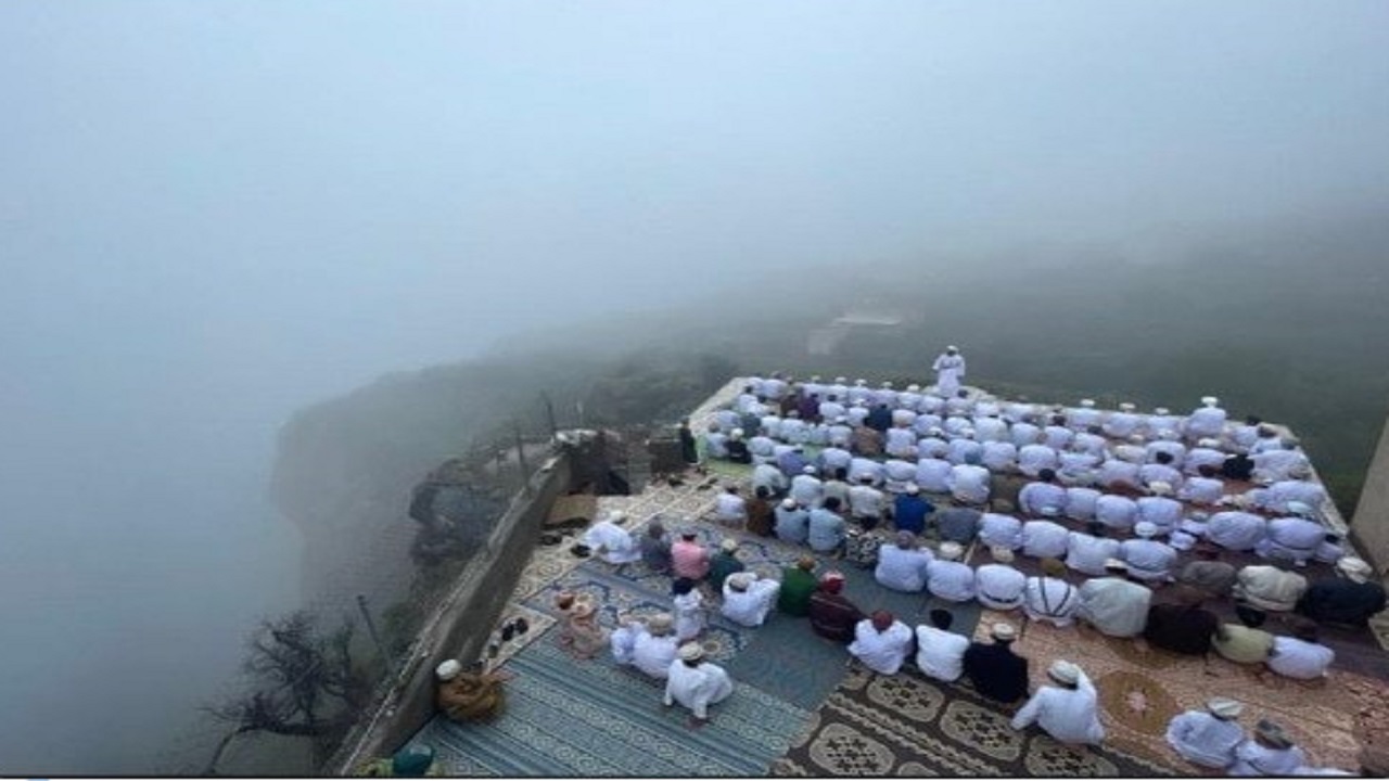 صلاة العيد أعلى قمة جبل شاهق تخطف الأنظار‎‎