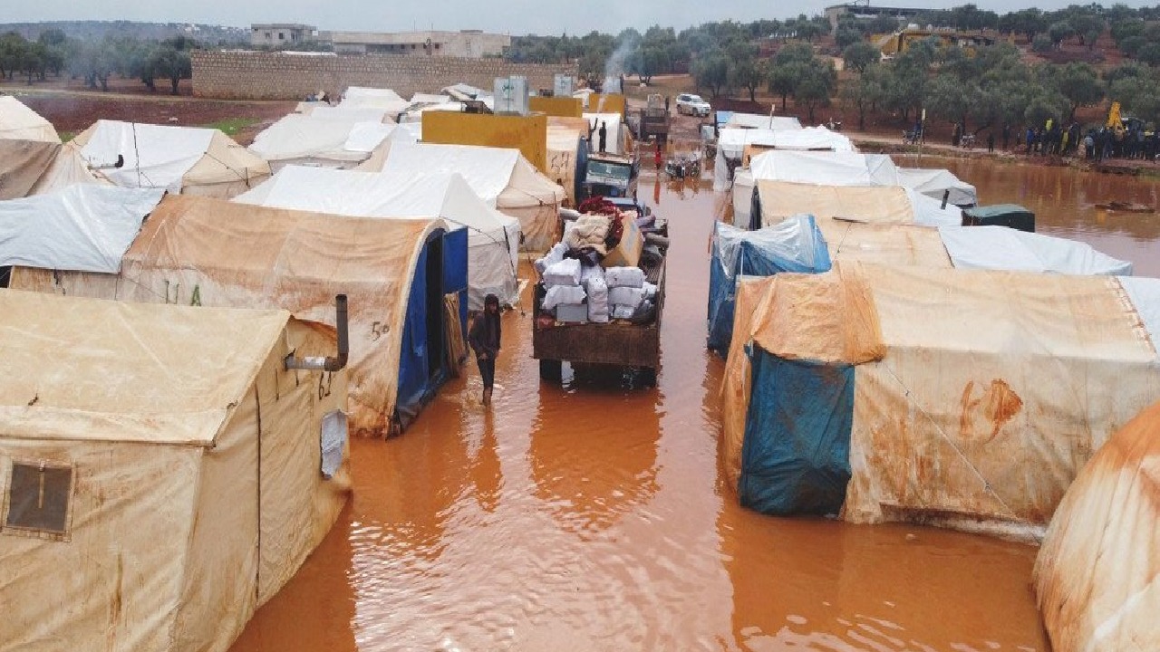 “سلمان للإغاثة” تنقذ 200 عائلة يمنية من السيول