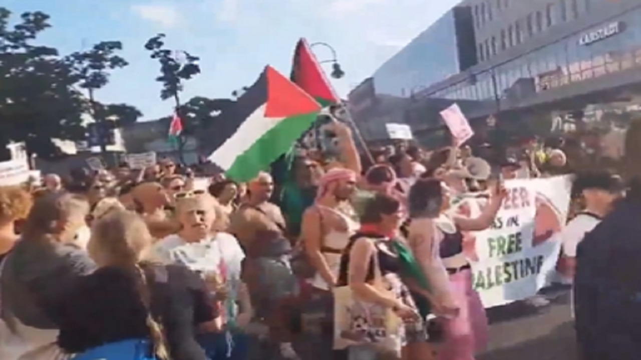 بالفيديو.. مشهد صادم لفلسطينيين نسوا الاحتلال وتظاهروا لتأييد المثلية