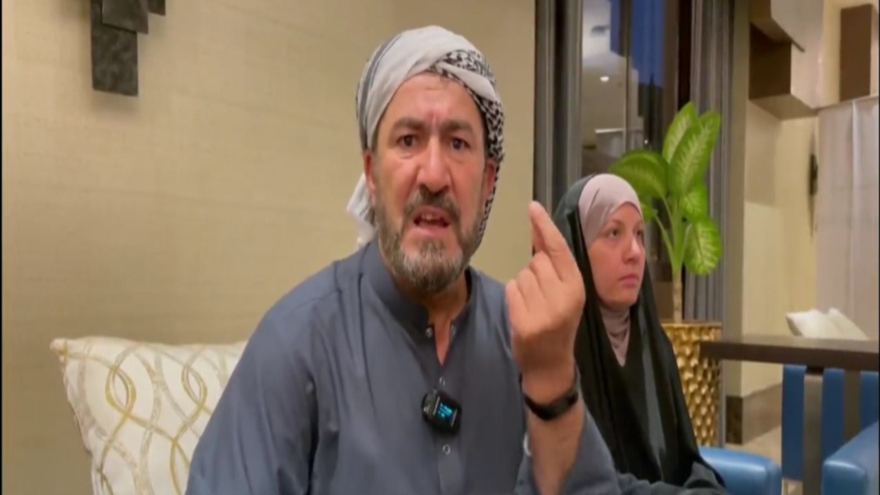 شاهد.. بريطاني يجوب 11 دولة من بريطانيا إلى المملكة سيرا على الأقدام لأداء فريضة الحج