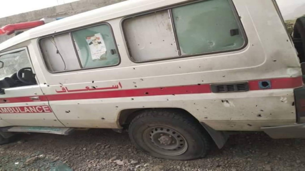 الحوثي يفجر 3 منازل ويستهدف سيارة إسعاف في الضالع 