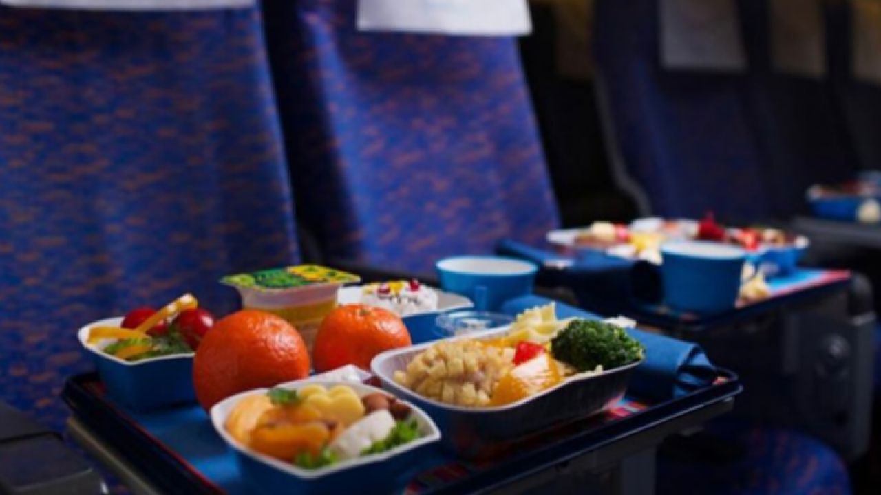 خبيرة تغذية تنصح بعدم تناول أطعمة حادة خلال الرحلات الجوية