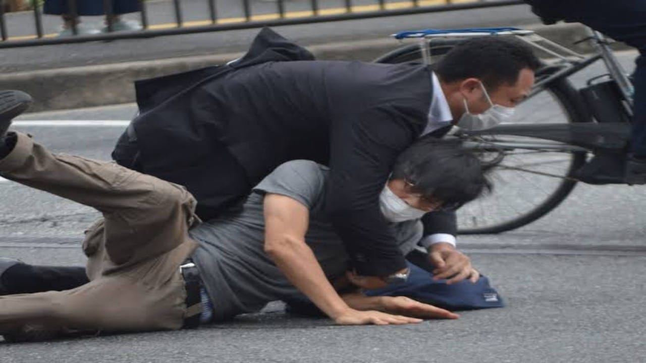الكشف عن السلاح المستخدم في قتل رئيس الوزراء الياباني السابق