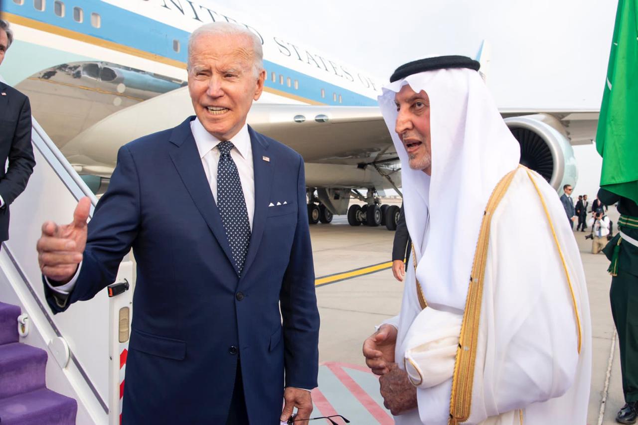بالفيديو .. الرئيس الأمريكي جو بايدن يصل إلى جدة وأمير مكة في مقدمة مستقبليه