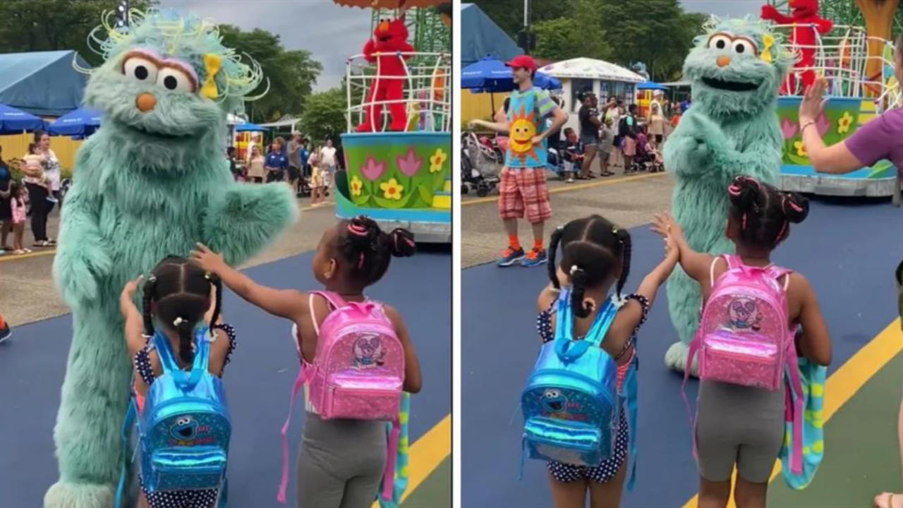 شاهد.. شخص بزي دمية يتعامل بعنصرية مع الأطفال ويثير الغضب