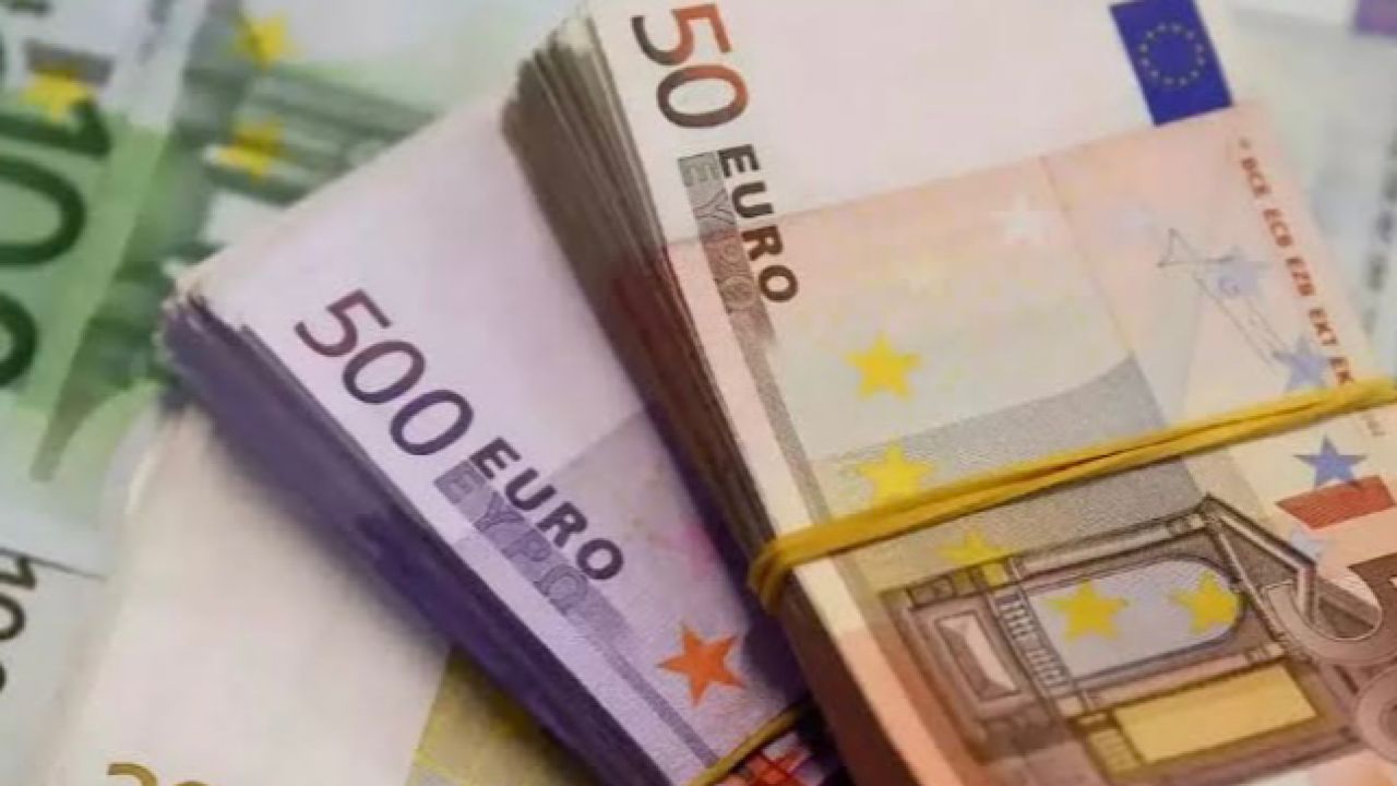 اليورو يهبط بالتزامن مع استقالة رئيس الوزراء الإيطالي