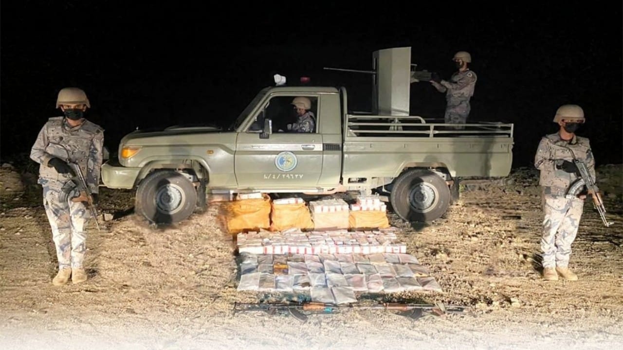 إحباط تهريب 35 كيلوجرامًا من الحشيش المخدِّر و 52,200 قرصٍ خاضعٍ للتداول الطبي بعسير