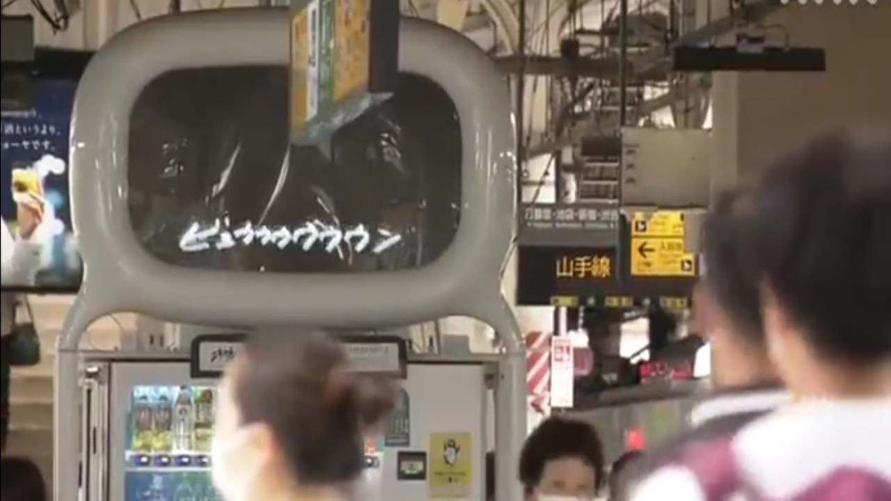 شاهد.. لمساعدة الصم.. محطة قطار يابانية تتيح شاشات تحول الأصوات لنصوص مكتوبة