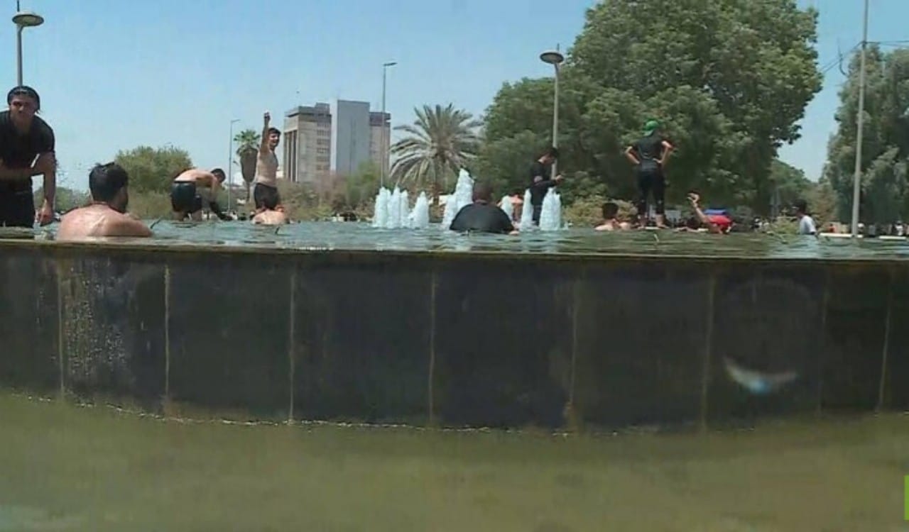  شاهد.. لحظة استحمام متظاهرين في نافورة مجلس النواب العراقي