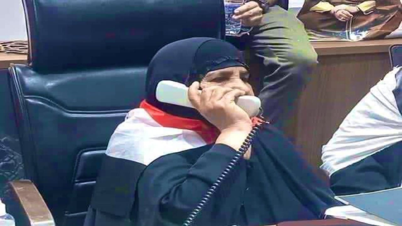 مسنة عراقية تقتحم البرلمان وتجري مكالمات هاتفية مع أقربائها