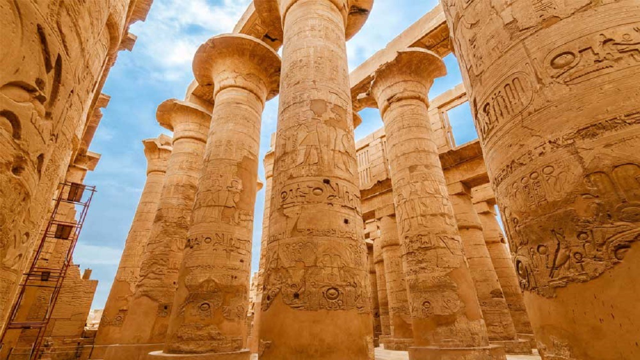 صور.. حريق ضخم بمحيط معبد الكرنك في مصر