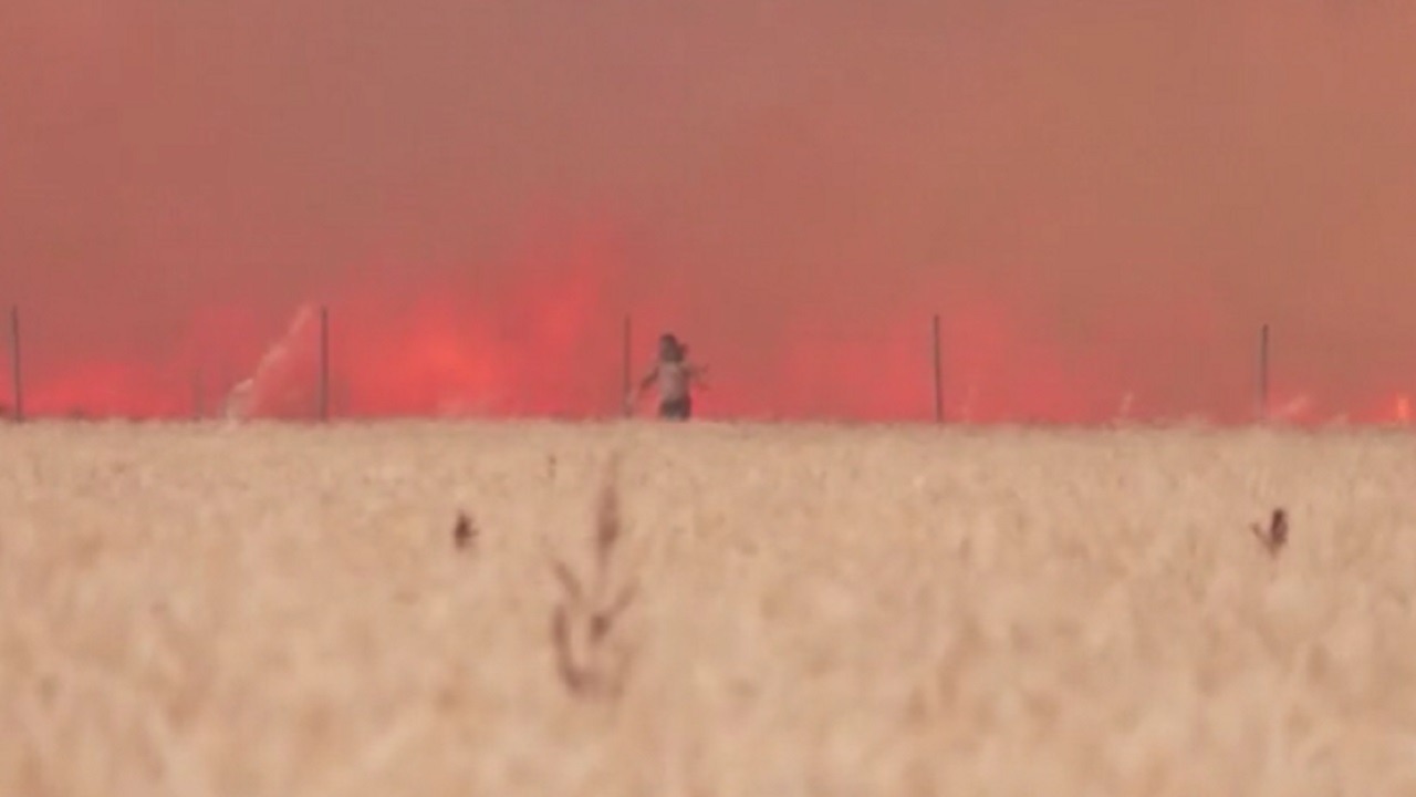 بالفيديو.. لحظة هروب رجل حاول إخماد النيران في قريته بإسبانيا