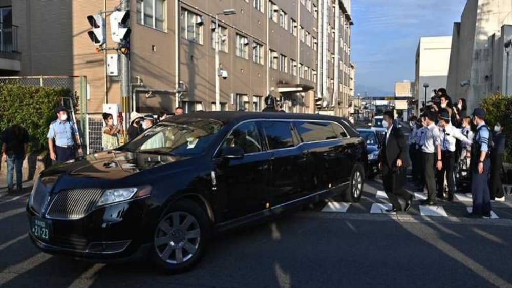 وصول جثمان رئيس وزارة اليابان السابق إلى طوكيو