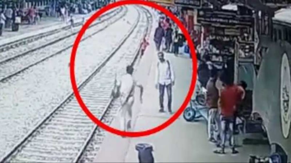 بالفيديو.. نجاة رجل من الموت بأعجوبة أمام قطار
