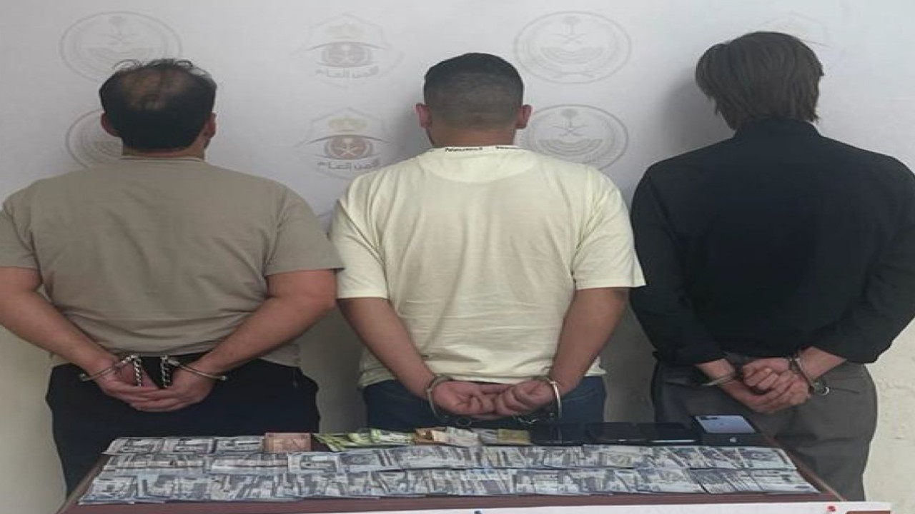 القبض على 3 أشخاص لسرقتهم مبلغًا ماليًا ومصوغات ذهبية من منزل بالمدينة المنورة