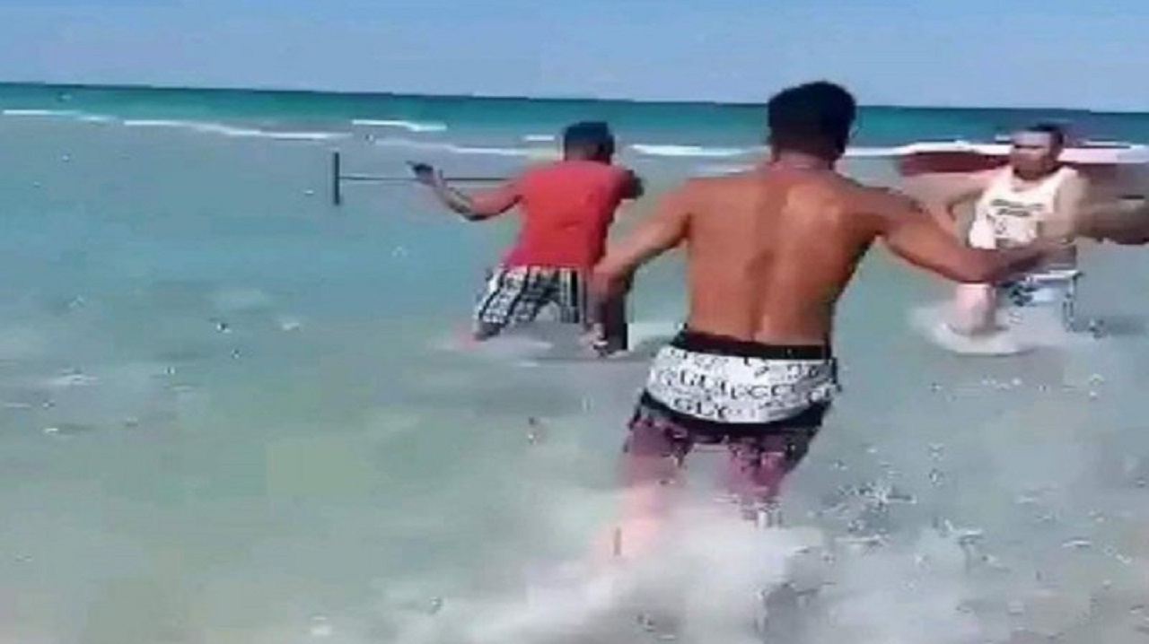 صورة..اعتداءات بالسلاح على مرتادي شاطئ تونسي