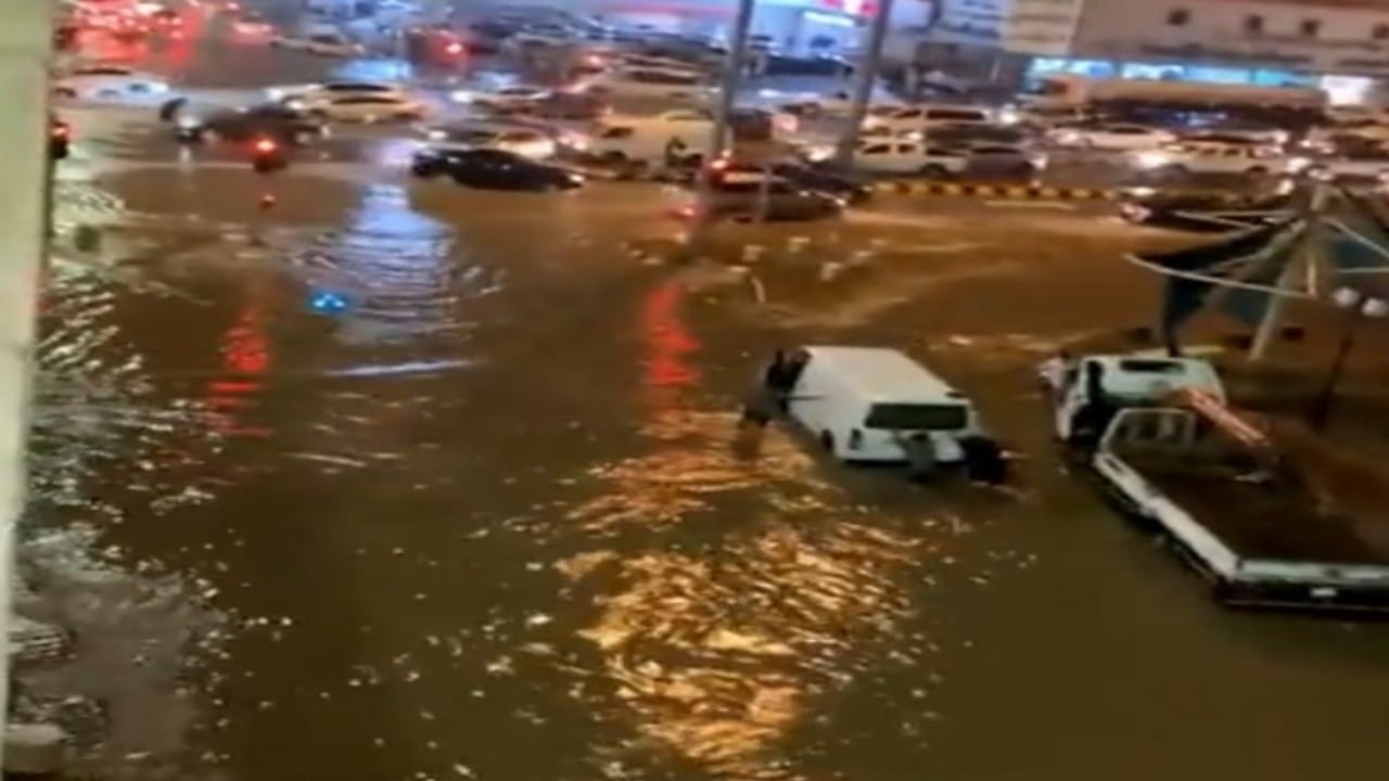 شاهد.. الأمطار تعرقل حركة سير المركبات في الرياض