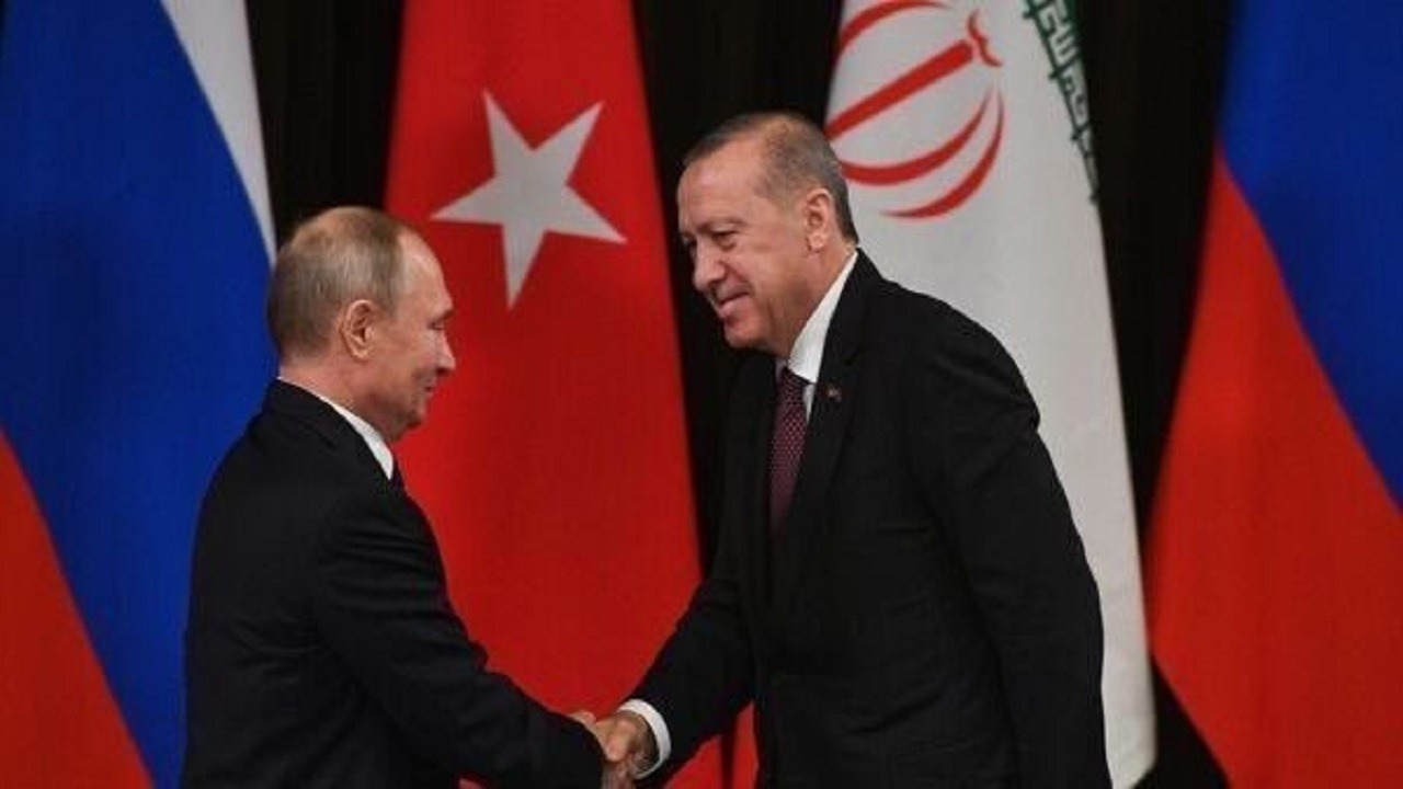 فيديو.. موقف محرج لبوتين خلال لقاءه مع أردوغان