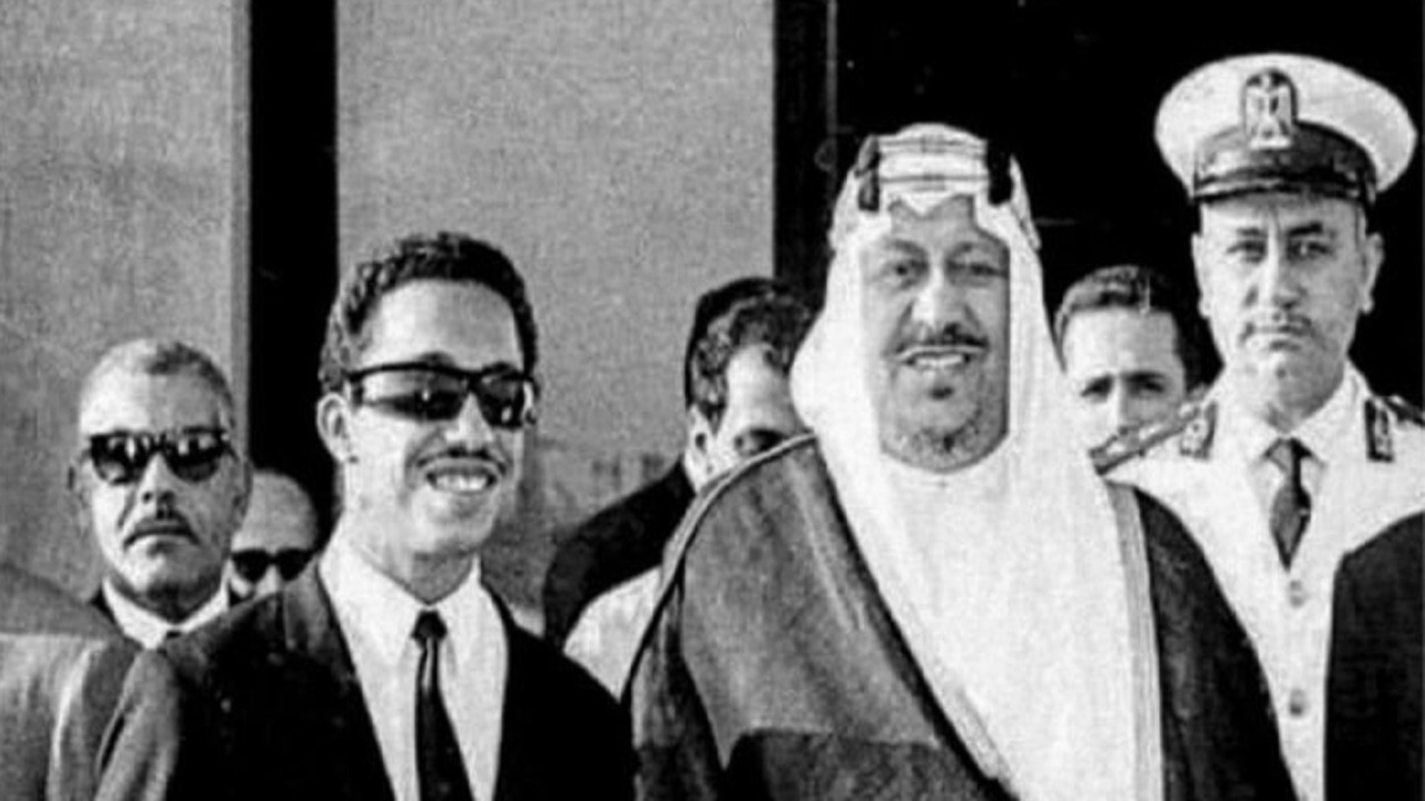 صورة قديمة للملك سعود مع نجله الأمير بدر