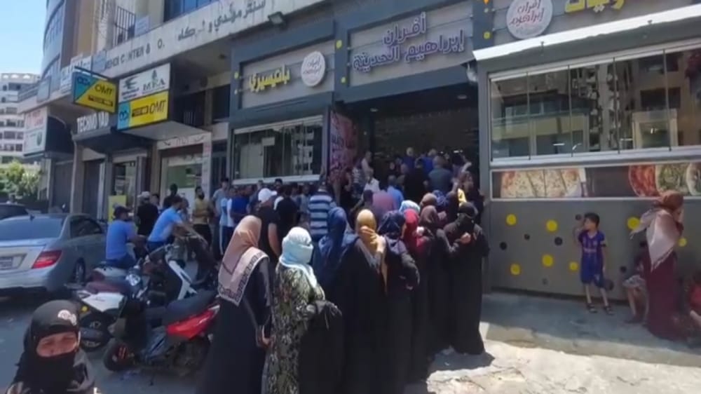 بالفيديو.. طوابير طويلة أمام أفران الخبز في لبنان