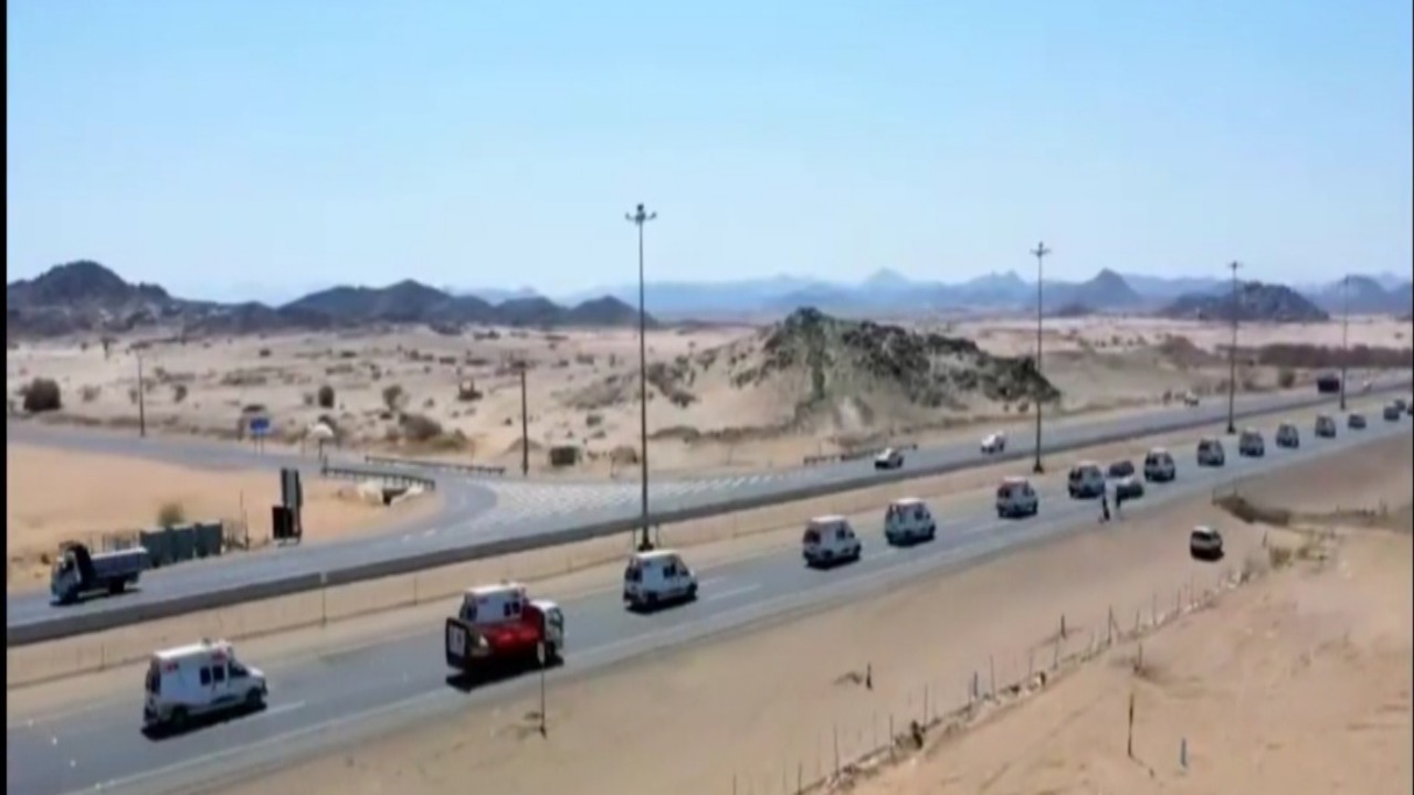 في مشهد مهيب.. سيارات الإسعاف تنقل الحجاج المنومين إلى مستشفى جبل عرفات (فيديو)
