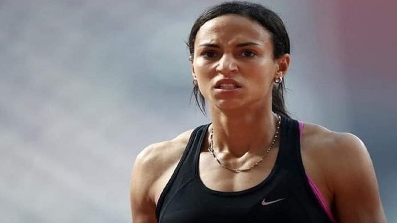 عداءة مصرية تثير جدلاً بعد سجودها بالشورت