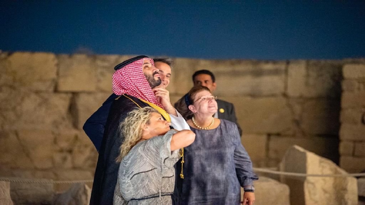 صور.. ولي العهد يزور منطقة الاكروبوليس الأثرية في أثينا