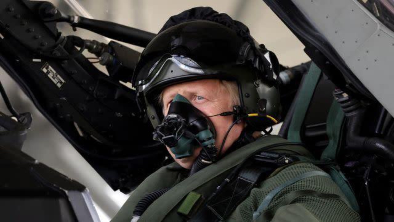 فيديو.. رئيس وزراء بريطانيا يقود طائرة مقاتلة في سماء بريطانيا
