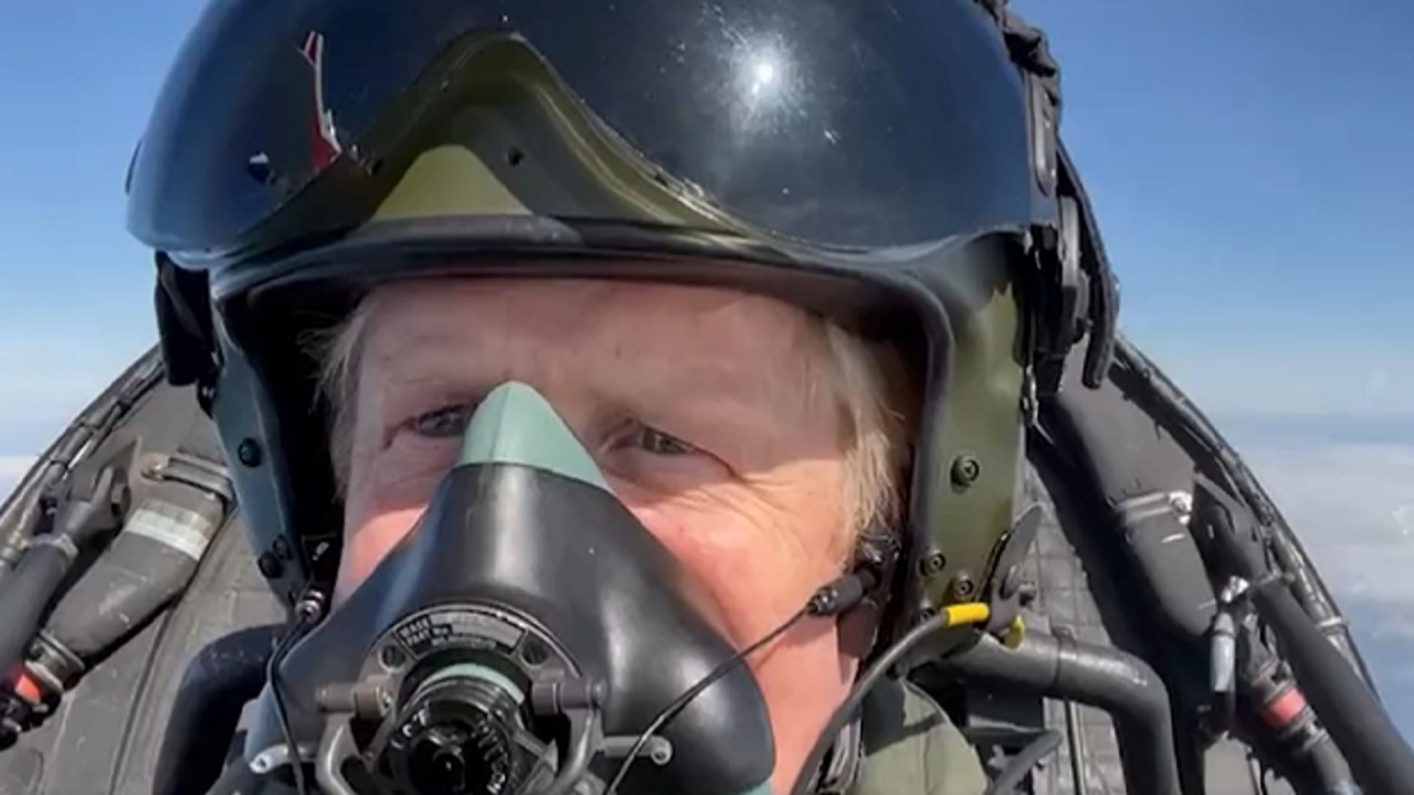 بعد الاستقالة..”جونسون” يقود مقاتلة حربية تابعة لسلاح الجو البريطاني