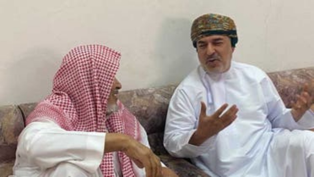 فيديو مؤثر لعماني يلتقي بمعلمه السعودي بعد 42 عامًا