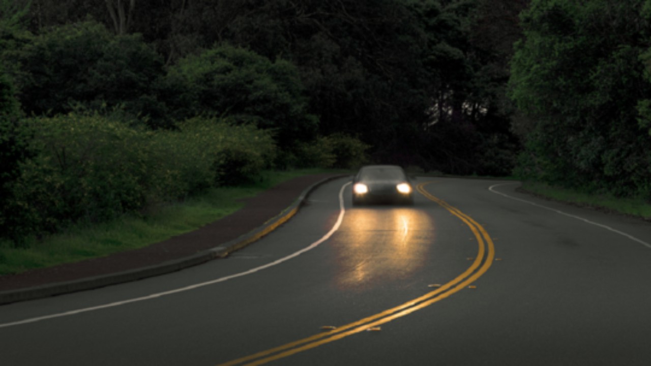 &#8220;فورد&#8221; تكشف عن مصابيح أمامية ذكية لجعل القيادة أكثر سهولة ليلاً