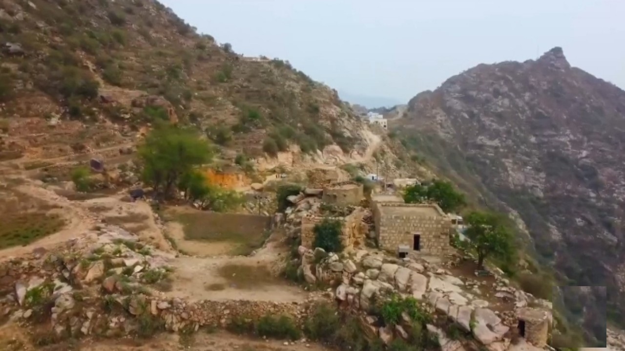 بالفيديو.. قصة نحت الصخور لحفظ المياه وتصفيتها في قمم جبال العارضة