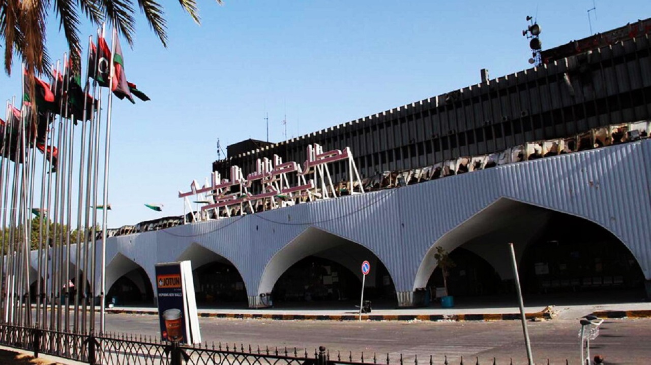 سقوط قذيفة على مطار طرابلس