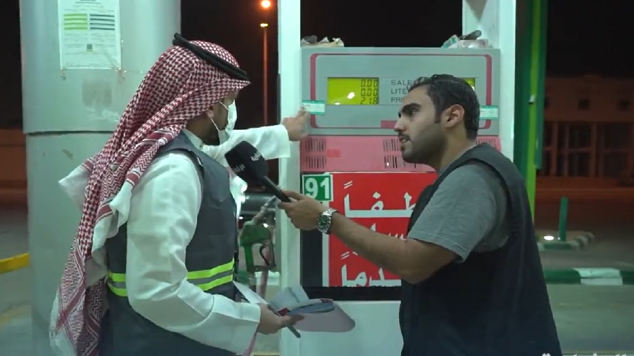بالفيديو .. عمالة مخالفة تخلط البنزين بالماء والديزل وتغش المواطنين بضواحي الرياض