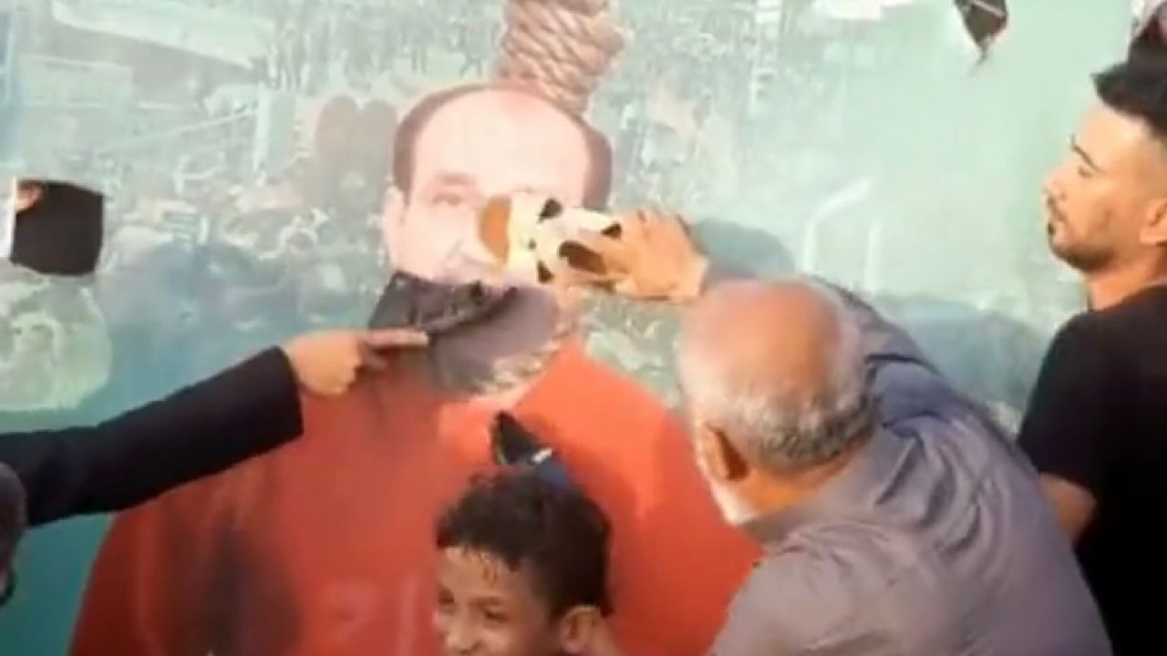 بالفيديو.. عراقيون يلقون غضبهم على صورة رئيس الحكومة العراقية